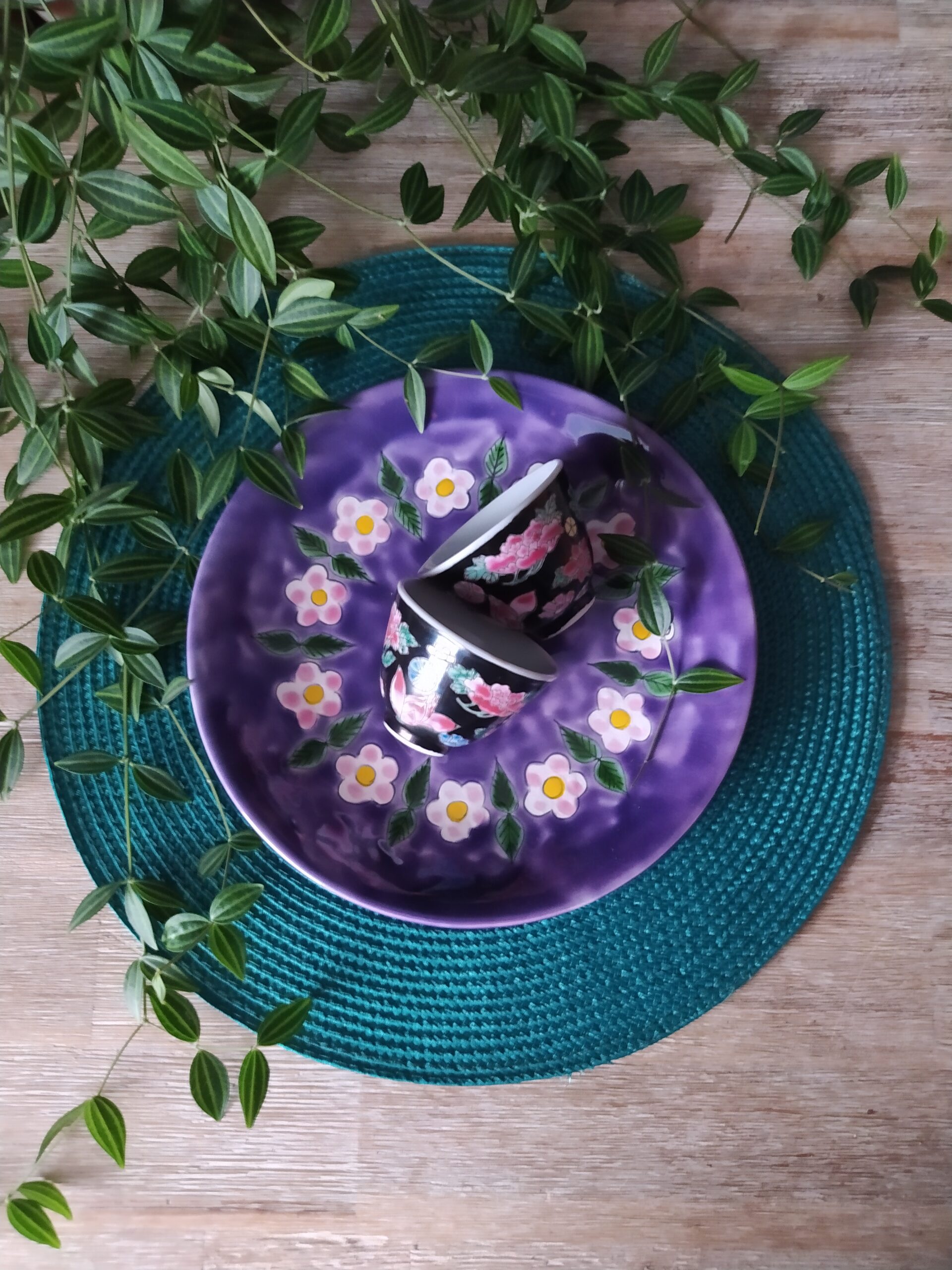 Assiette et bols imprimés fleuris et multicolores