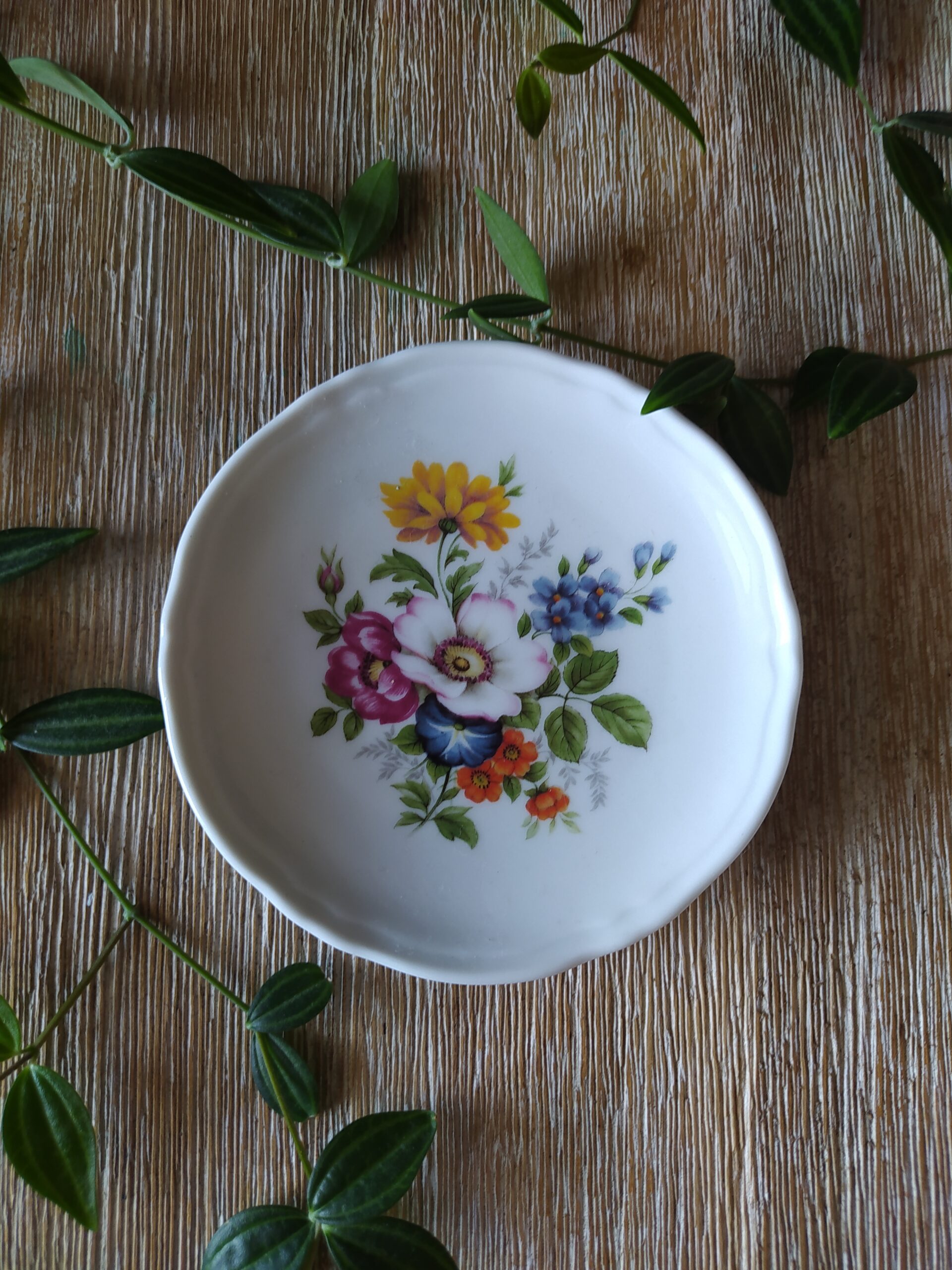 Assiette porcelaine blanche et fleurs