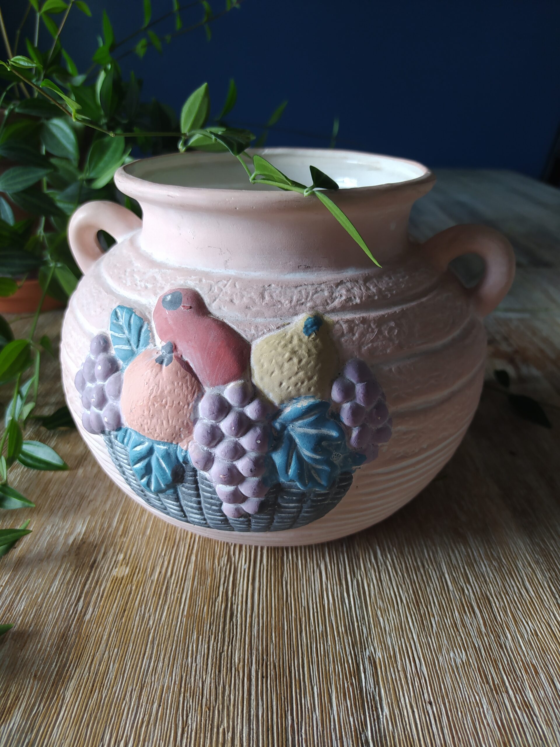 Vase en poterie barbotine fruits et légumes kitsch brocadabra