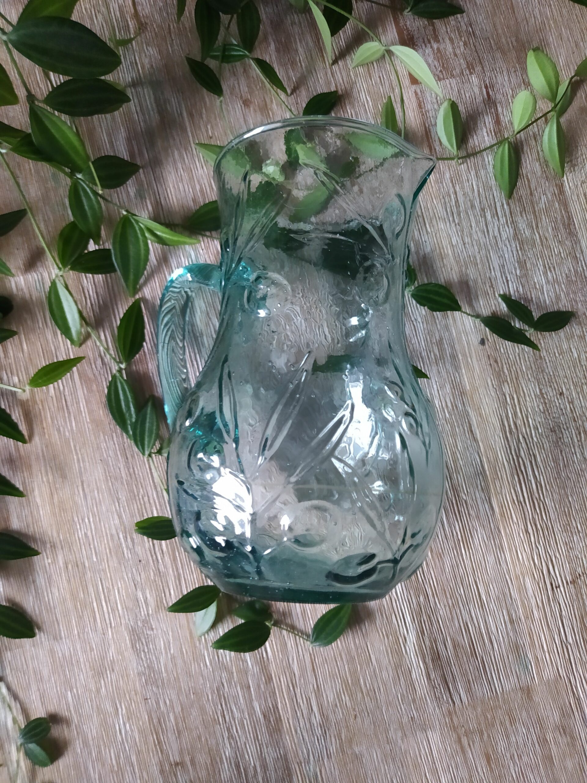 Carafe en verre vert motifs olives retro brocadabra