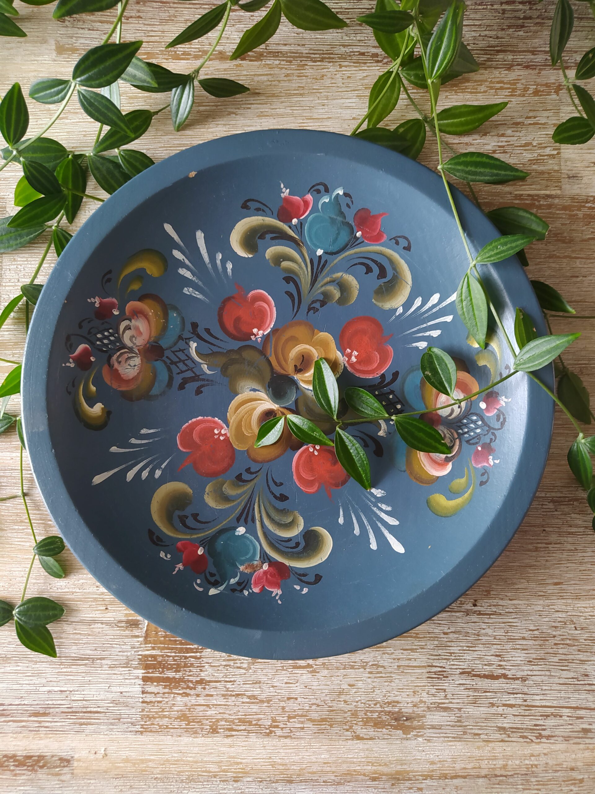 Plat décoratif en bois peint à la main bleu et fleurs brocadabra