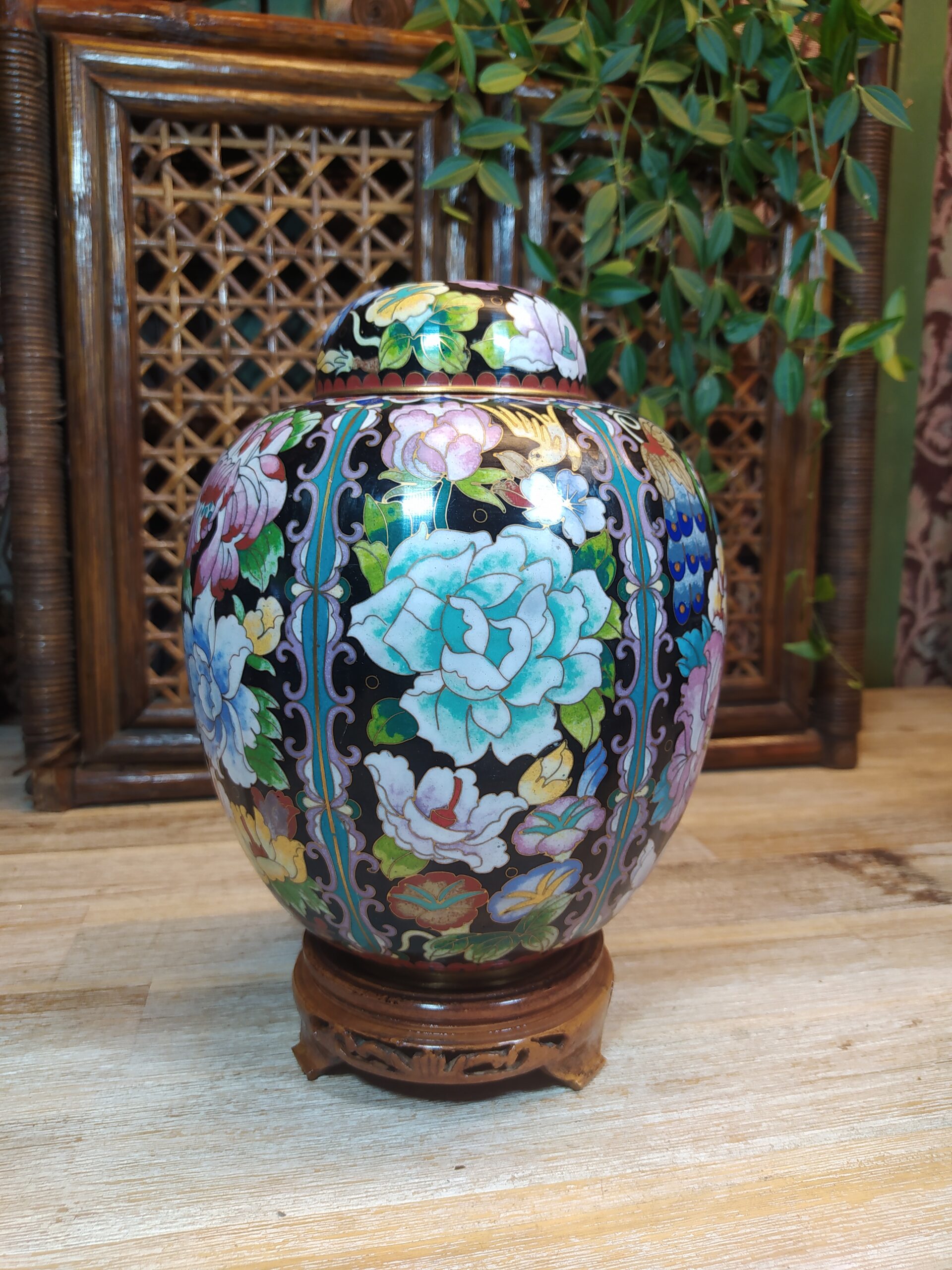 Pot à gingembre vintage en métal cloisonné motifs fleurs avec couvercle et socle en bois sculpté.