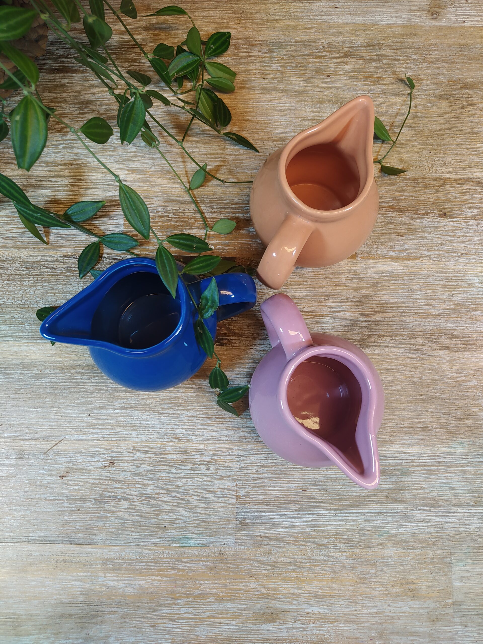 Trio de pots à lait en céramique vintage multicolores.