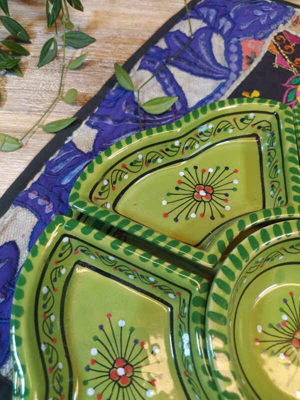 Assiette de présentation avec 6 compartiments verte motifs orientaux en céramique.
