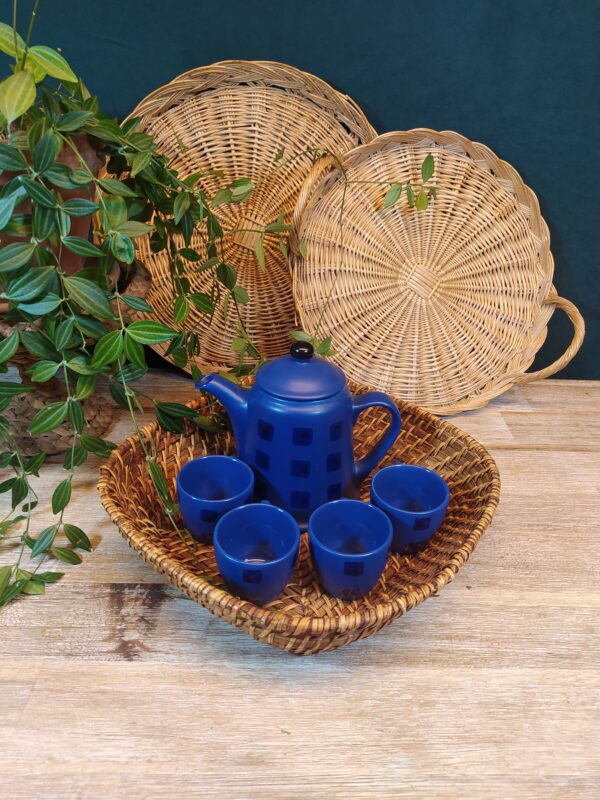 Service à café anglais en céramique bleu motifs géométriques.