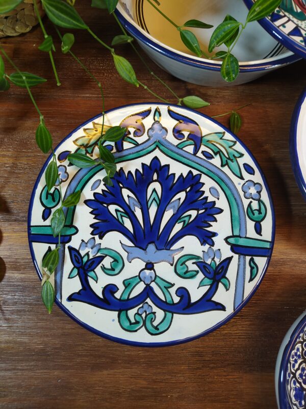 Assiette motifs orientaux fleuris et arabesques bleu et vert.