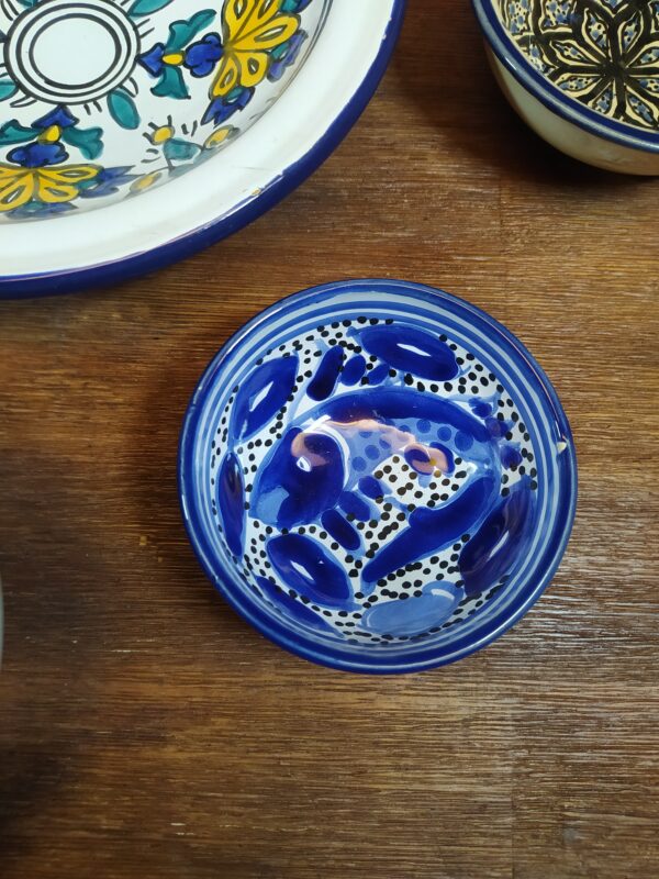 Mini bol en céramique à motifs orientaux et poissons bleu.
