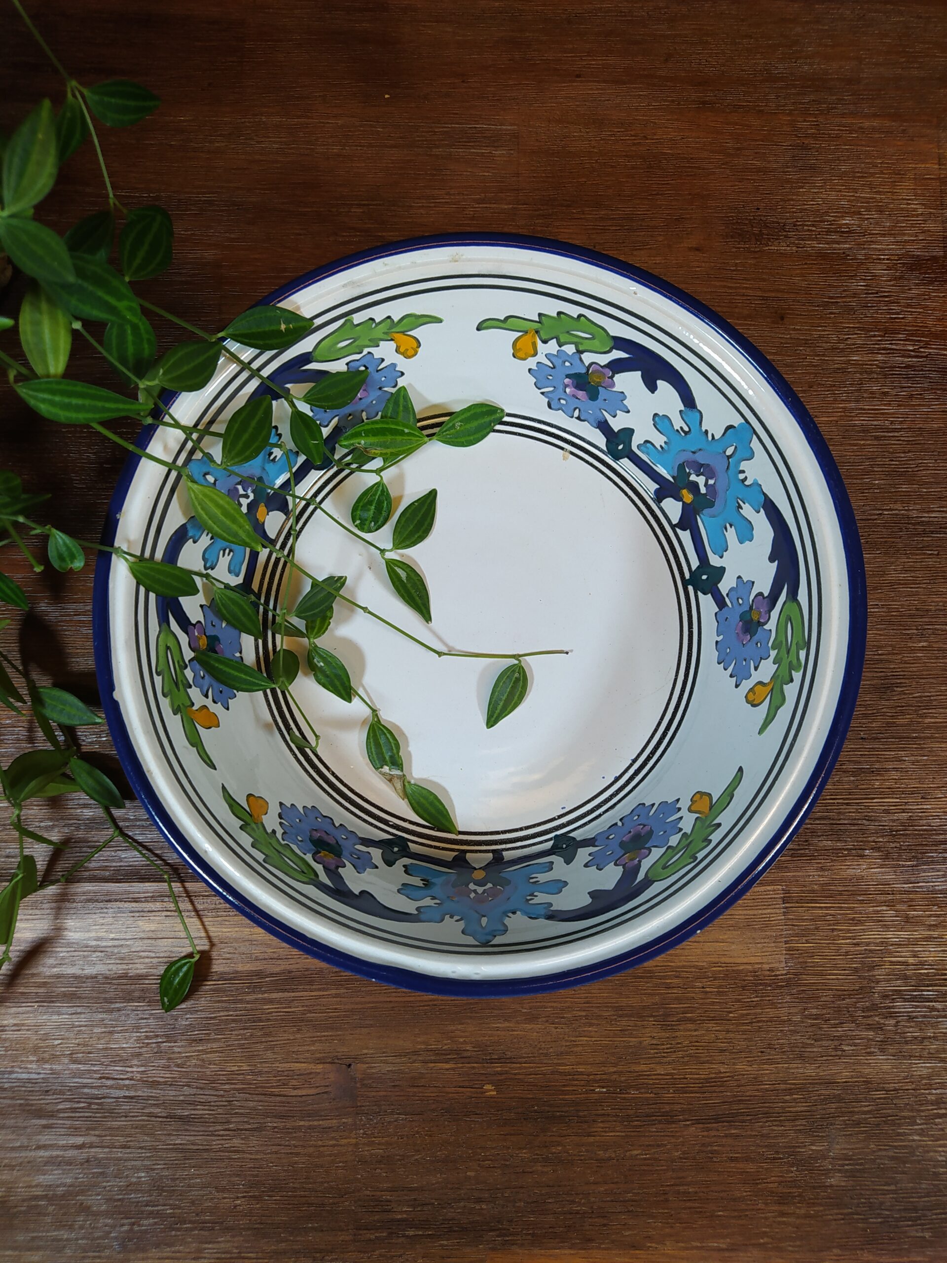 Saladier en céramique blanc à motifs fleuris bleu et vert oriental.