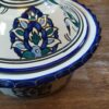 Tajine à Motifs Fleuris en Camaïeu Bleu et Vert – Image 3