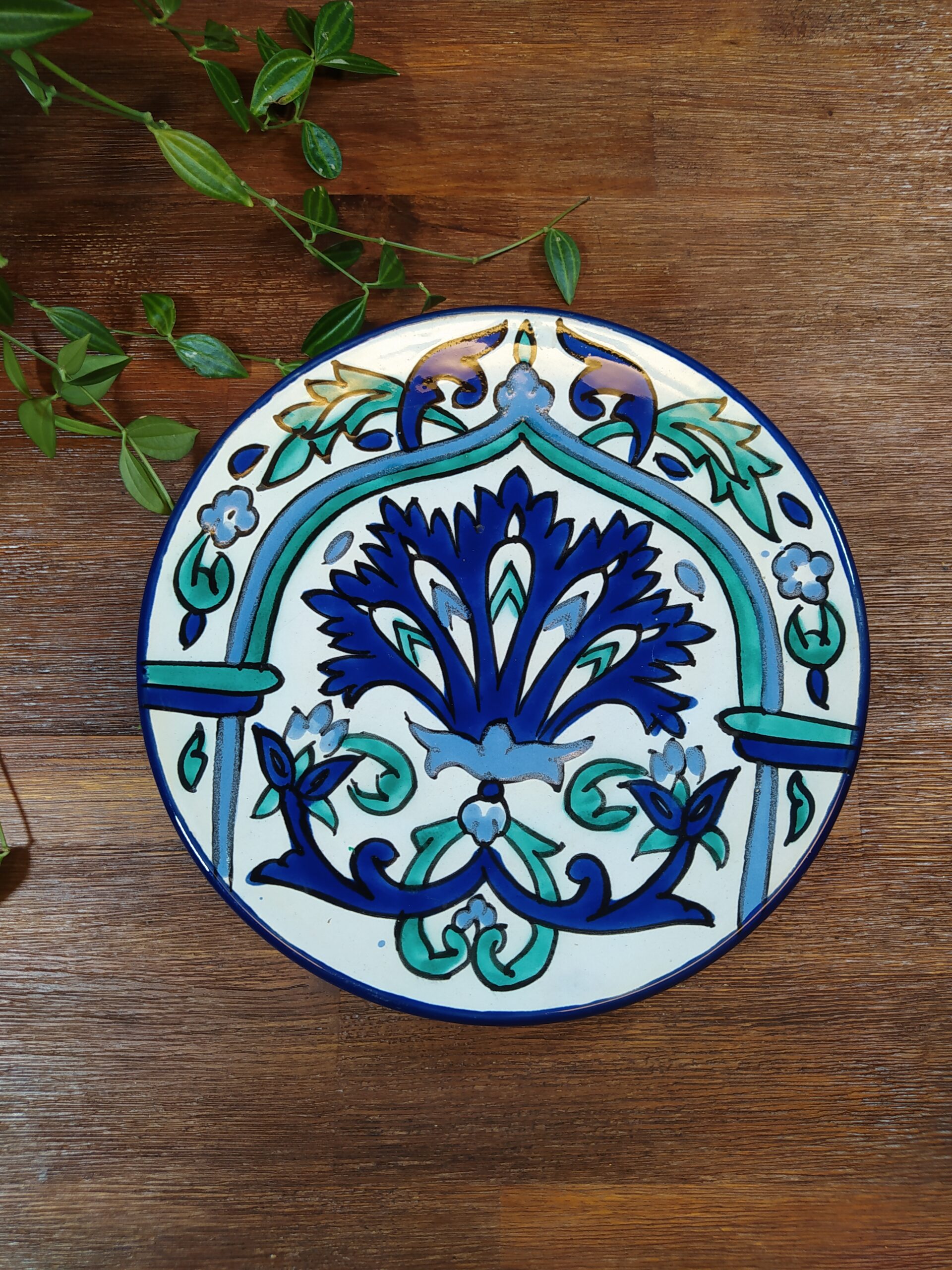 Assiette motifs orientaux fleuris et arabesques bleu et vert.