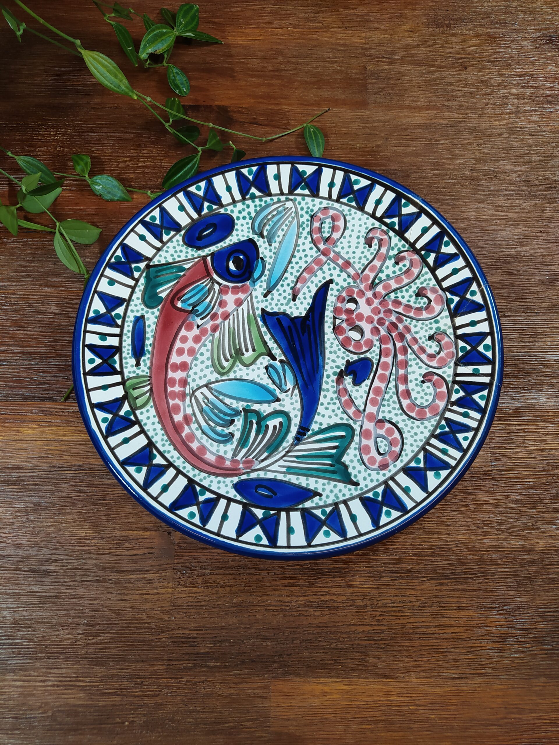 Assiette orientale décorative motifs marins tons bleu.