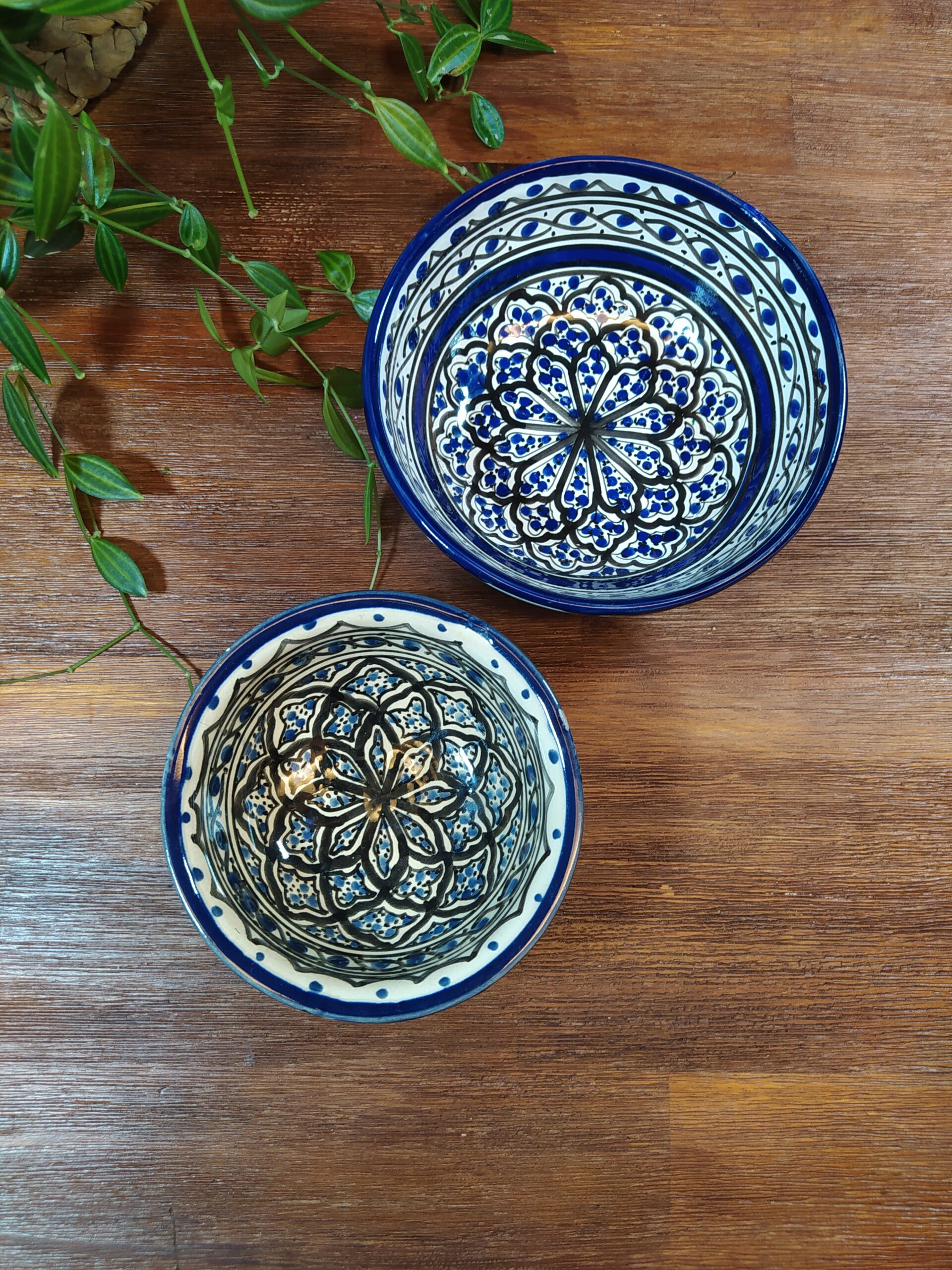 Duo de bols en céramique motifs orientaux bleu et noir.