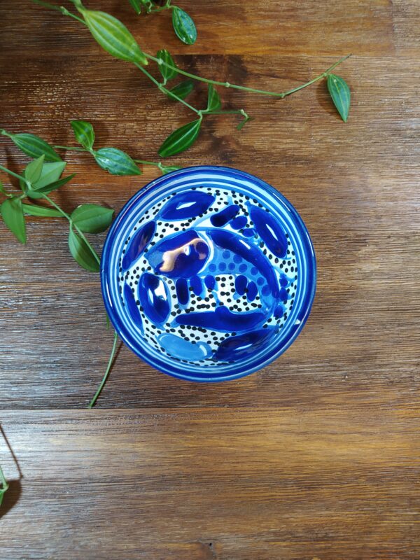Mini bol en céramique à motifs orientaux et poissons bleu.
