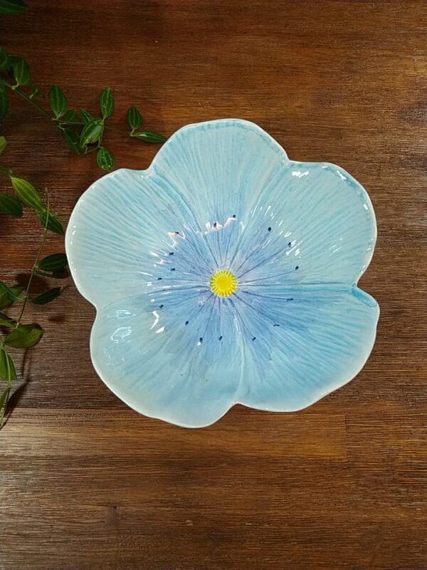 Coupelle saladier en forme de fleur en céramique bleu pastel.