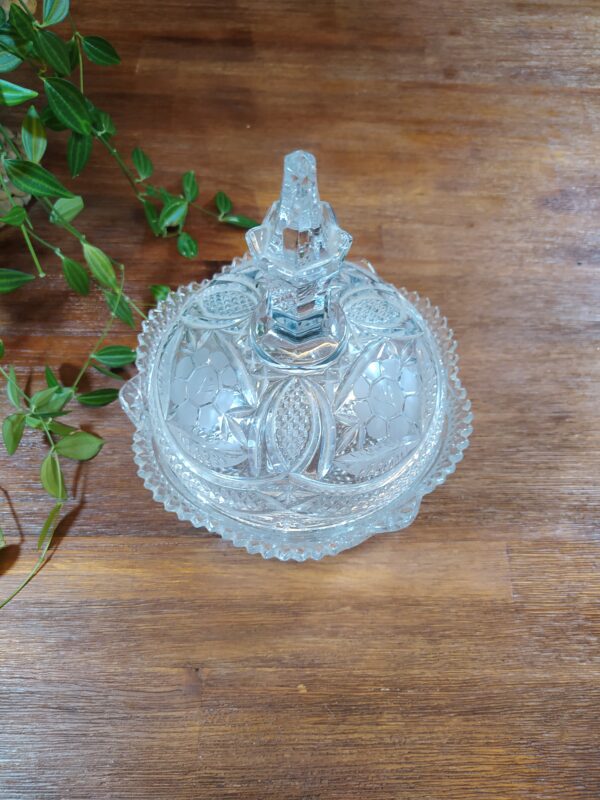 Bonbonnière en verre sculptée vintage avec couvercle.