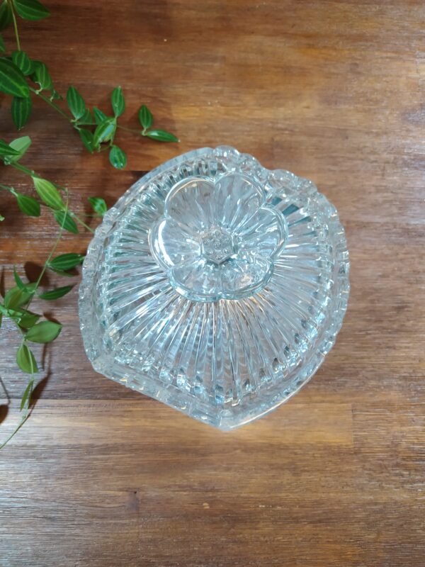 Bonbonnière en verre transparent striée avec de jolies fleurs vintage.