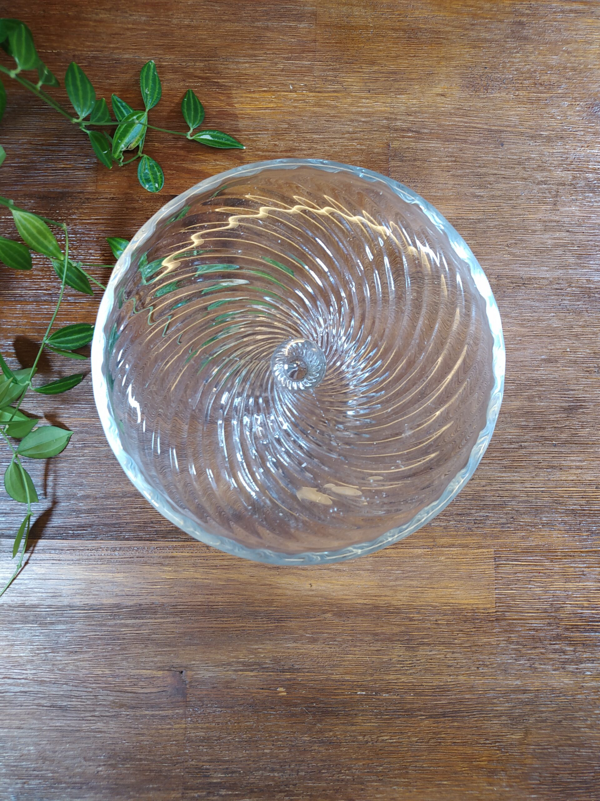 Compotier en verre strié transparent mauve vintage.