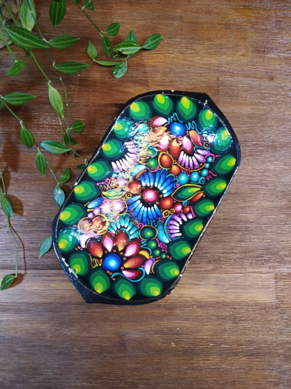 Coupelle ethnique en bois et papier motifs fleurs et mandalas multicolores.