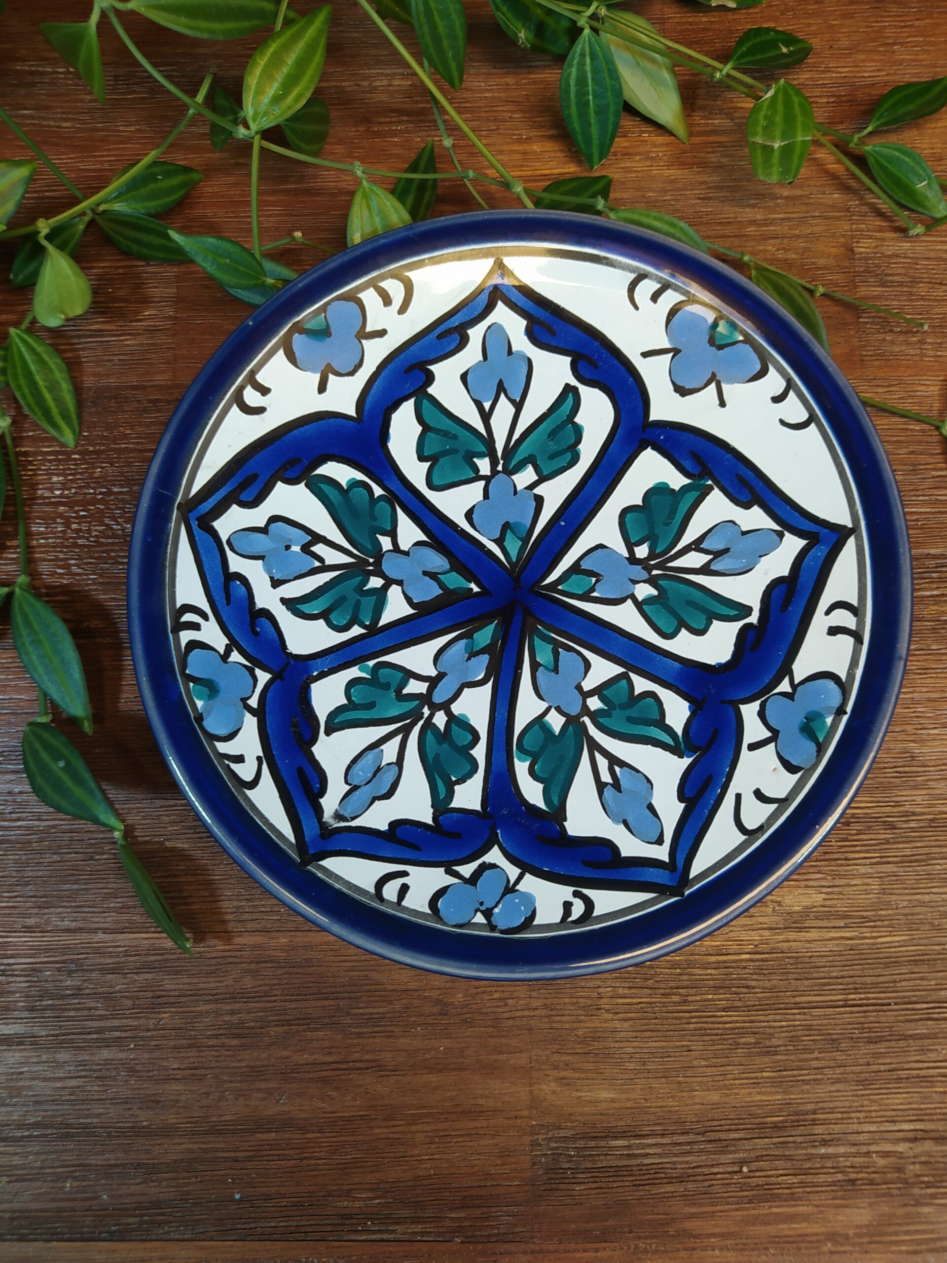 Petite assiette à dessert en terre cuite motifs orientaux et arabesques bleu.