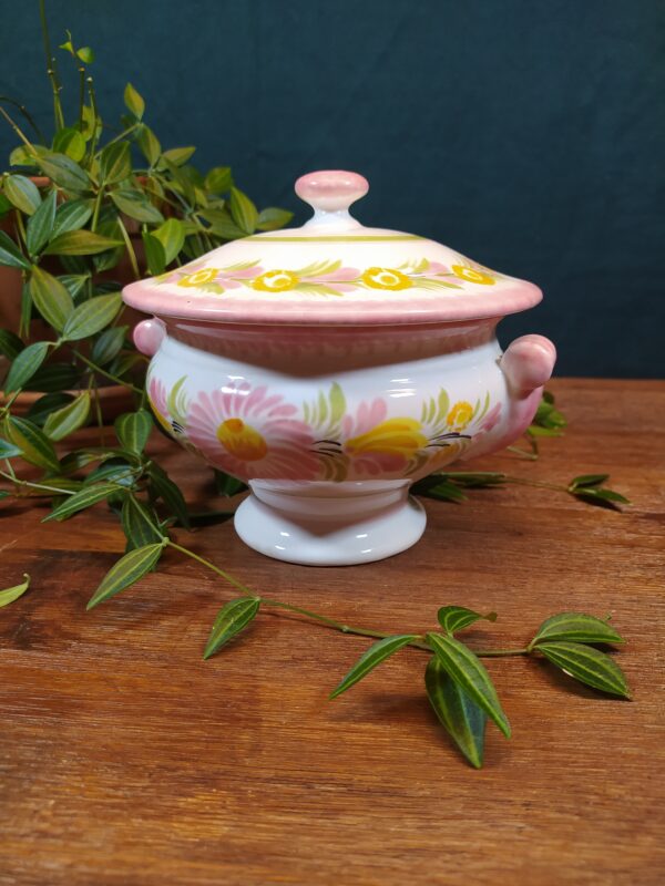 Soupière en céramique vintage Henriot Quimper motifs fleuris roses.