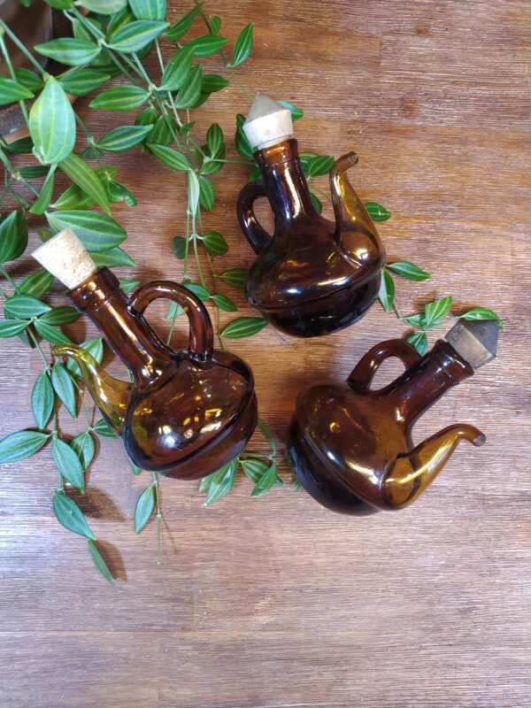 Trio de flacons vintage en verre ambré huilier et vinaigrier.