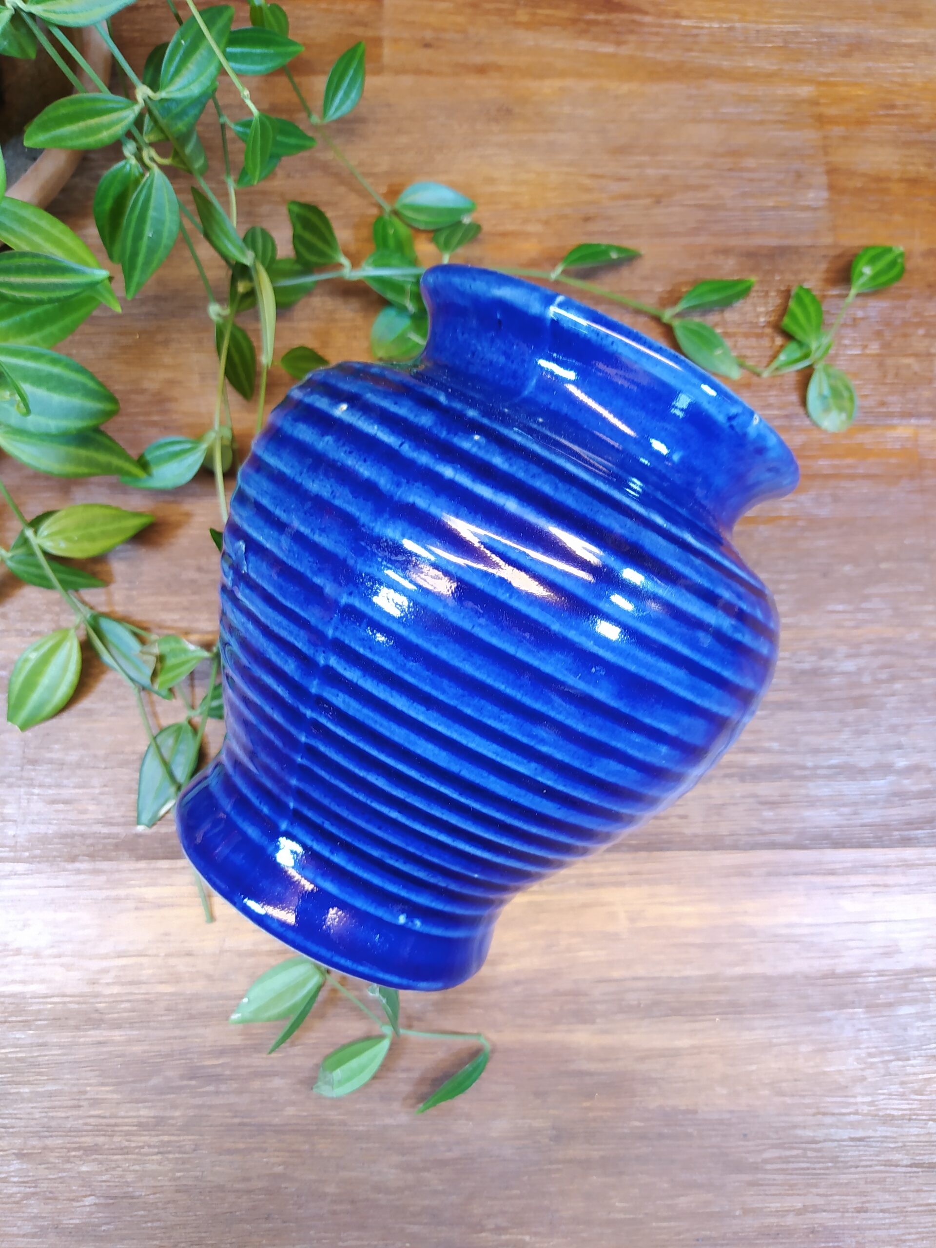 Petit vase en céramique bleu nuit strié vintage