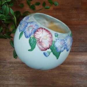 Vase ou Cache Pot en Céramique et Fleurs Roses et Violettes en Relief