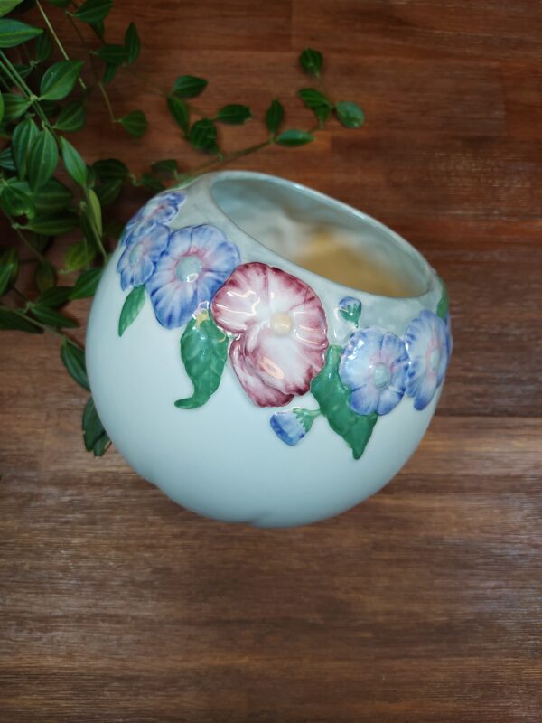 Vase ou Cache Pot en Céramique et Fleurs Roses et Violettes en Relief style barbotine vintage brocadabra