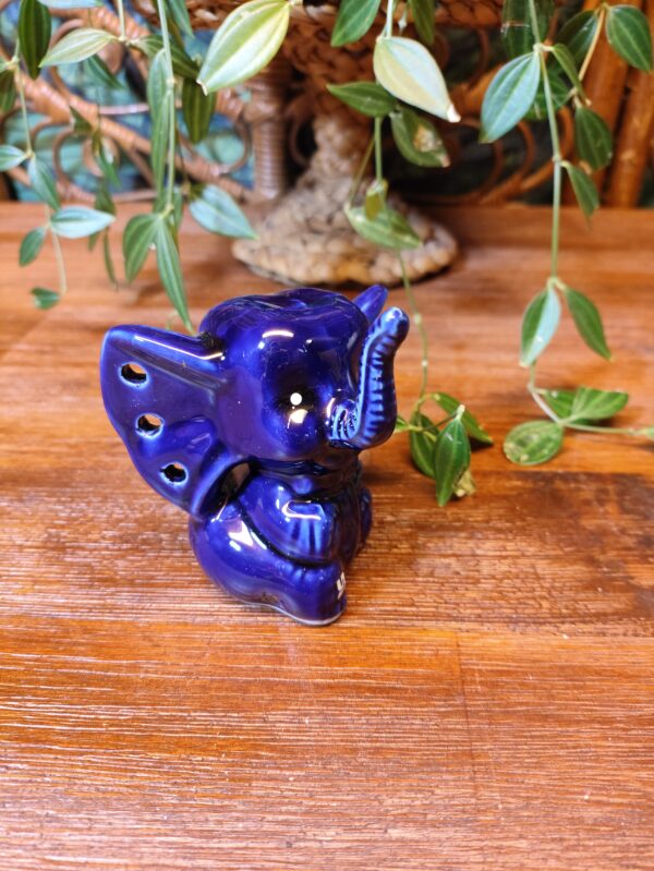 Eléphant bleu porte boucles d'oreilles Yves Rocher vintage.