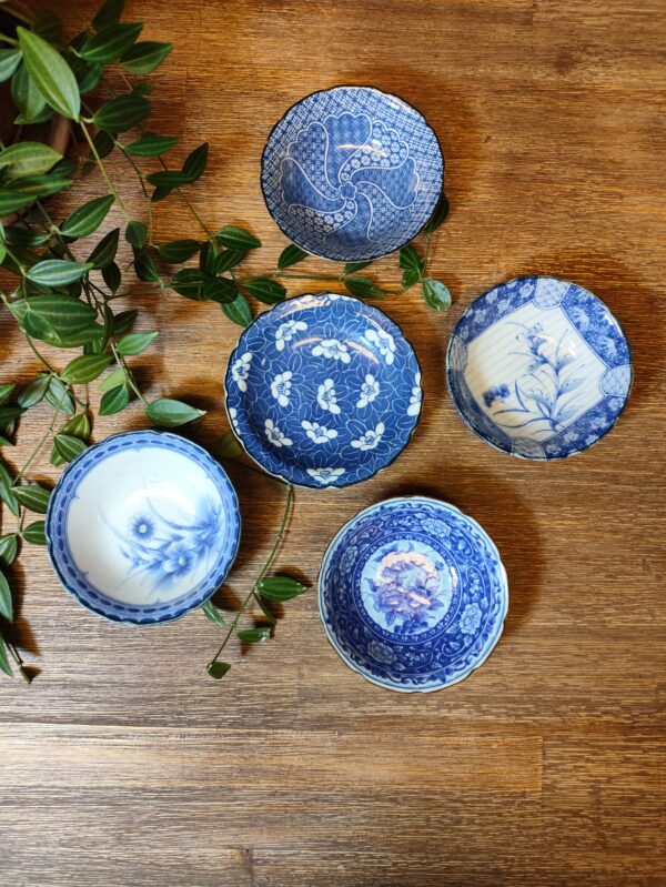 Assortiment de 5 Coupelles en Céramique Bleu motifs fleuris et dépareillés