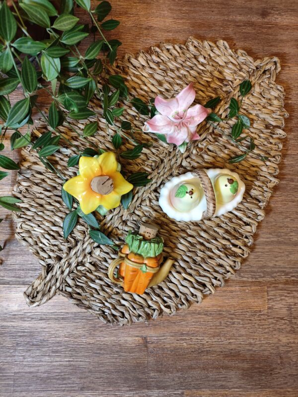 Trio de mini théières forme carottes et fleurs décoratives vintage Brocadabra.