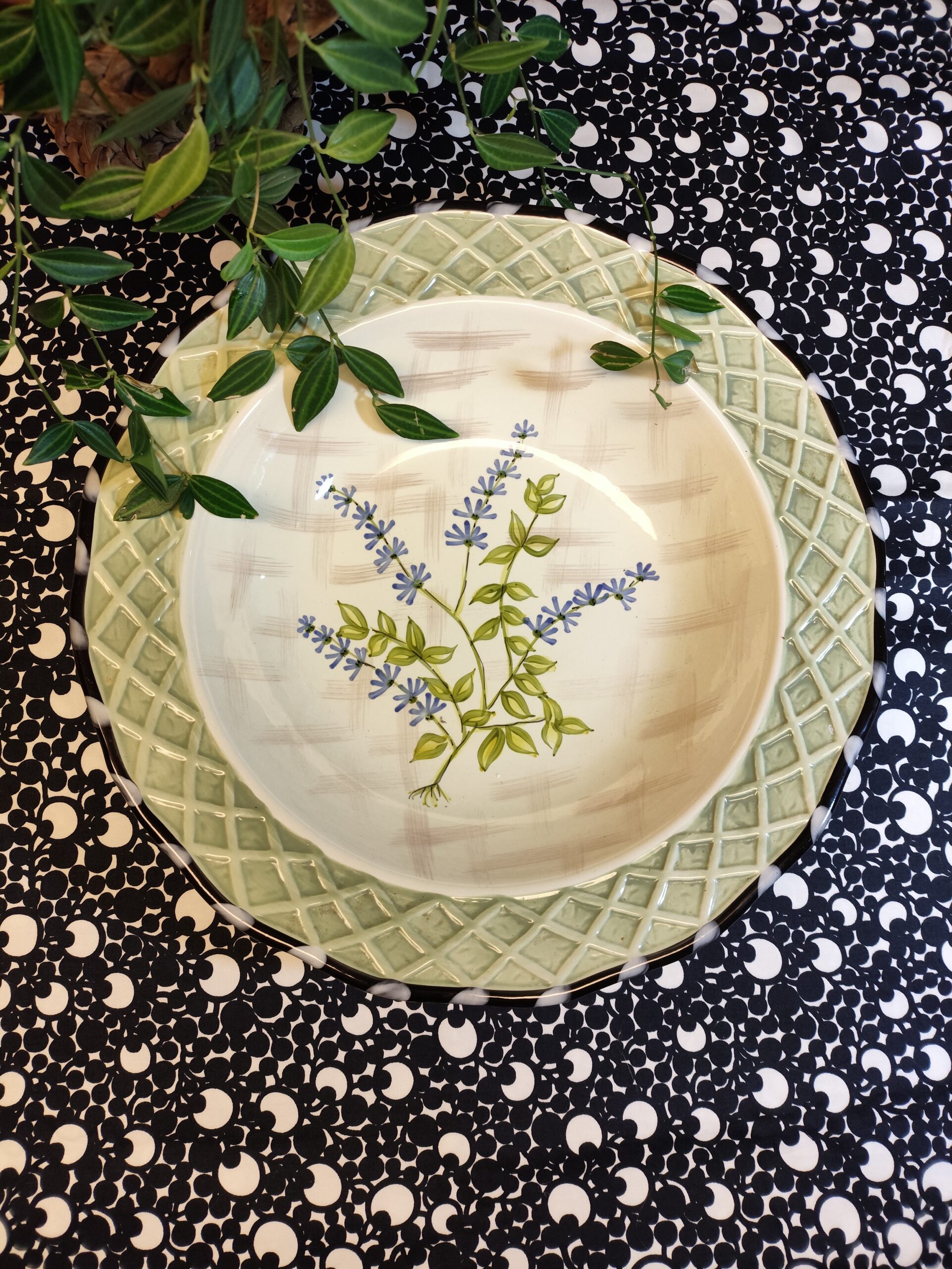 Saladier en céramique vintage motif fleuri et quadrillage liseret noir et blanc.