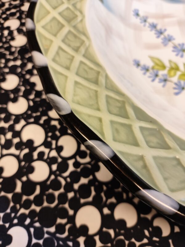 Saladier en céramique vintage motif fleuri et quadrillage liseret noir et blanc.