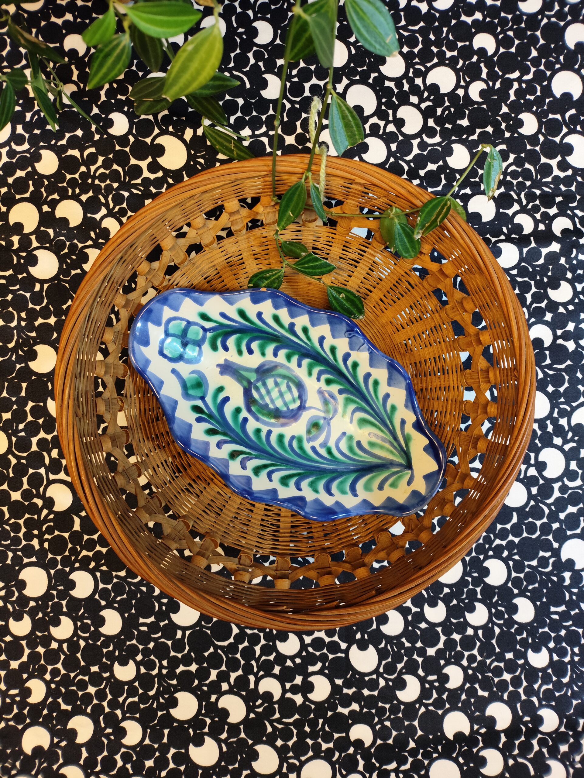 Jolie coupelle ovale ondulée en céramique motifs fleuris bleu vert vintage