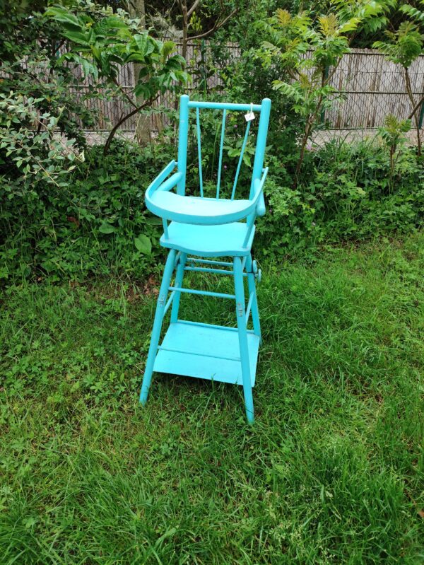 Chaise haute pour poupon en bois bleu turquoise vintage