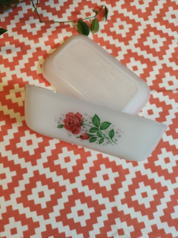 Beurrier Arcopal blanc motif fleuri roses rouges