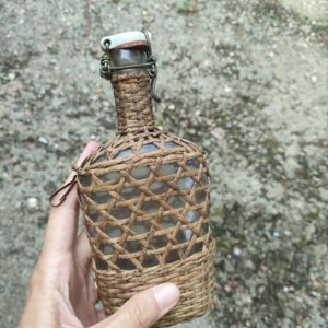 Petite Bouteille Vintage Habillée d’Osier